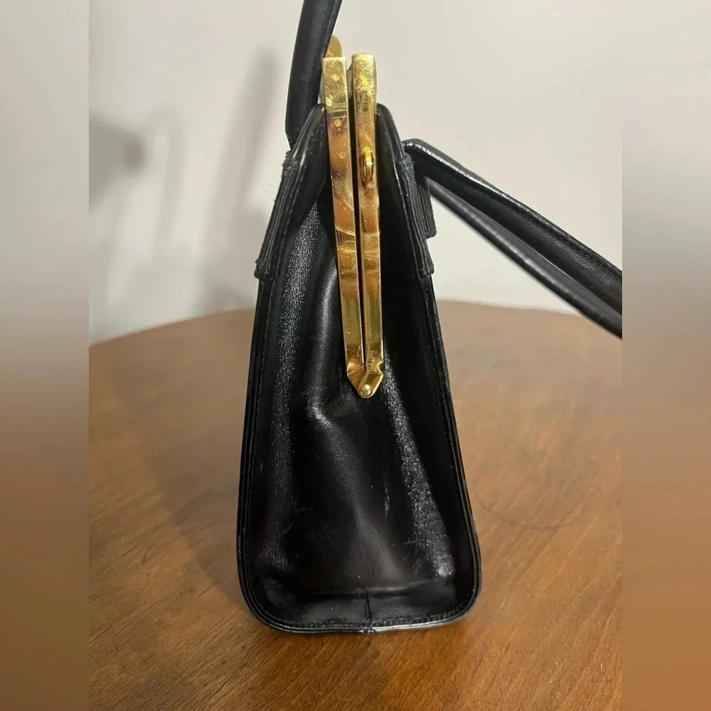 Vintage Salvatore Ferragamo Vala‎ Small Black Leather purse - Picture 5 of 15
